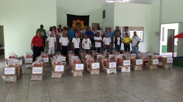 ENTREGA DE ALIMENTOS A ENTIDADES FILANTRÓPICAS DE ARAXÁ 2016 .